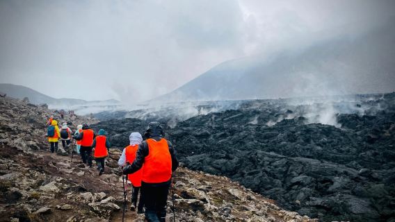 Excursion d'une demi-journée de randonnée au volcan Fagradalsfjall en Islande | Exploration des champs de lave + commentaire professionnel par un guide touristique