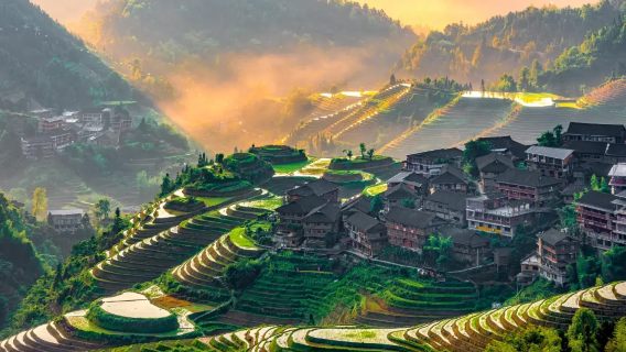 Excursion d'une journée : rizières en terrasses de Longji à Guilin, village de Dazhai à Jinkeng · Téléphérique direct jusqu'au sommet Jinfo · Voyage sans shopping en voiture avec chauffeur
