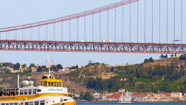 Lisbonne : Excursion en bateau à arrêts multiples par Yellow Boat