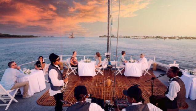 Bali/Benoa: 5-Course Romantic Evening Cruise With Live Music