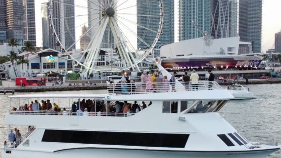 Mega yate de 3 pisos de 100 pies con capacidad para 200 pasajeros y barra libre en Bayside