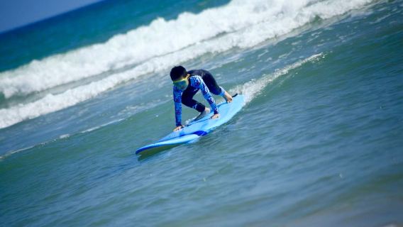 【石梅灣衝浪】衝浪獨立團 拒絕擁擠 +零基礎可玩+持證教練+送拍攝+提供防曬泥+衝浪板+防曬服+防寒服