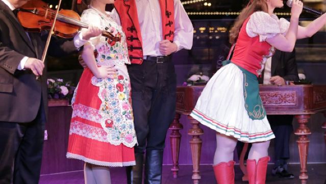 บูดาเปสต์: ทัวร์ล่องเรืองานค็อกเทลและวัฒนธรรมพื้นบ้านยามค่ำคืน