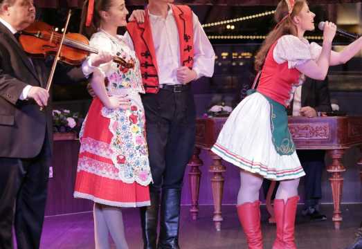 Budapest: Cocktail and Folklore Night Cruise