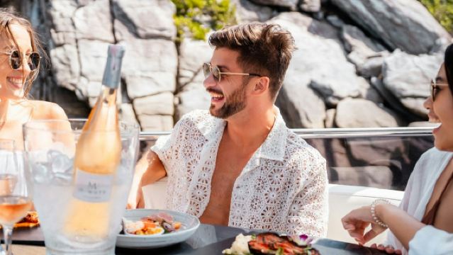 Phi-Phi-Inseln & Maya Bay: Geführte Yacht-Kreuzfahrt ab Phuket inkl. Mittagessen & Getränken