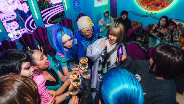 Entrada al bar FARPLANE PARCO en Shinsaibashi, Osaka con bebida incluida (exclusivo para viajeros extranjeros)