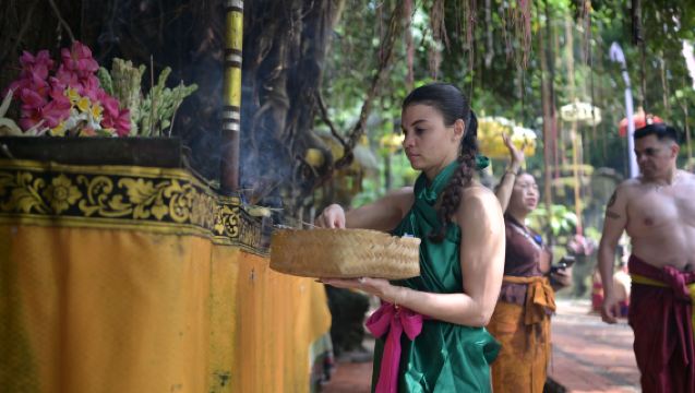 พิธีชำระล้างจิตใจและอาบน้ำศักดิ์สิทธิ์ที่น้ำตก Taman Beji Griya