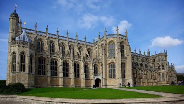 1-day tour to Stonehenge and Windsor Castle | Round-trip from London