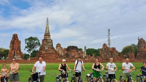 Ayutthaya: Guided Bike Tour with Lunch + Boat Crossing