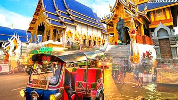 Chiang Mai, indossando abiti tailandesi e facendo un tour in tuk-tuk della città antica