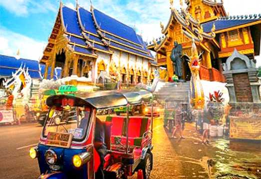 Chiang Mai: Explore the Old City by Tuk-tuk in Thai Traditional Costumes