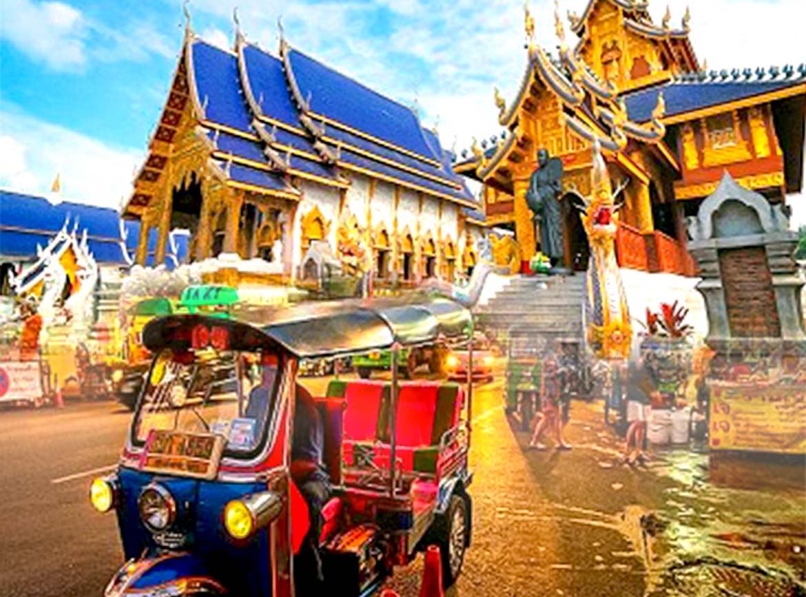 Chiang Mai: Explore the Old City by Tuk-tuk in Thai Traditional Costumes