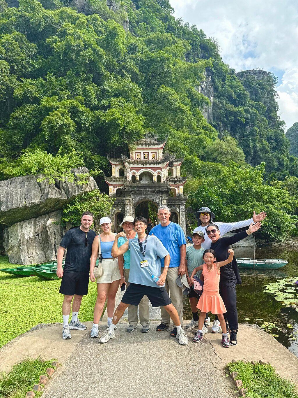 From Hanoi: Luxury Small Group Day Trip to Trang An, Bich Dong, Local family & Mua Caves
