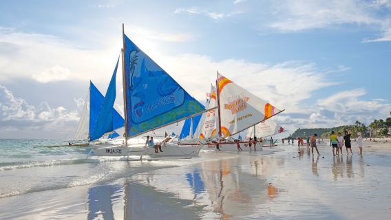 Vela al tramonto con il Paraw sull'Isola di Boracay