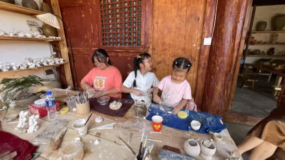 Töpfer- und Dachziegelkatzen-Bastelerlebnis im alten Hof von Dali, Yunnan