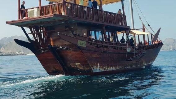 Muscat: crociera costiera e al tramonto in dhow dell'Oman