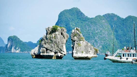 Esplora la baia di Halong per 4 ore con crociera panoramica, kayak e grotta