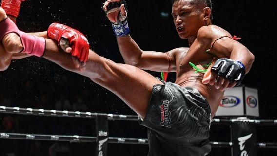 Lumpinee Boxing Stadium: Muay Thai Freitagskampf