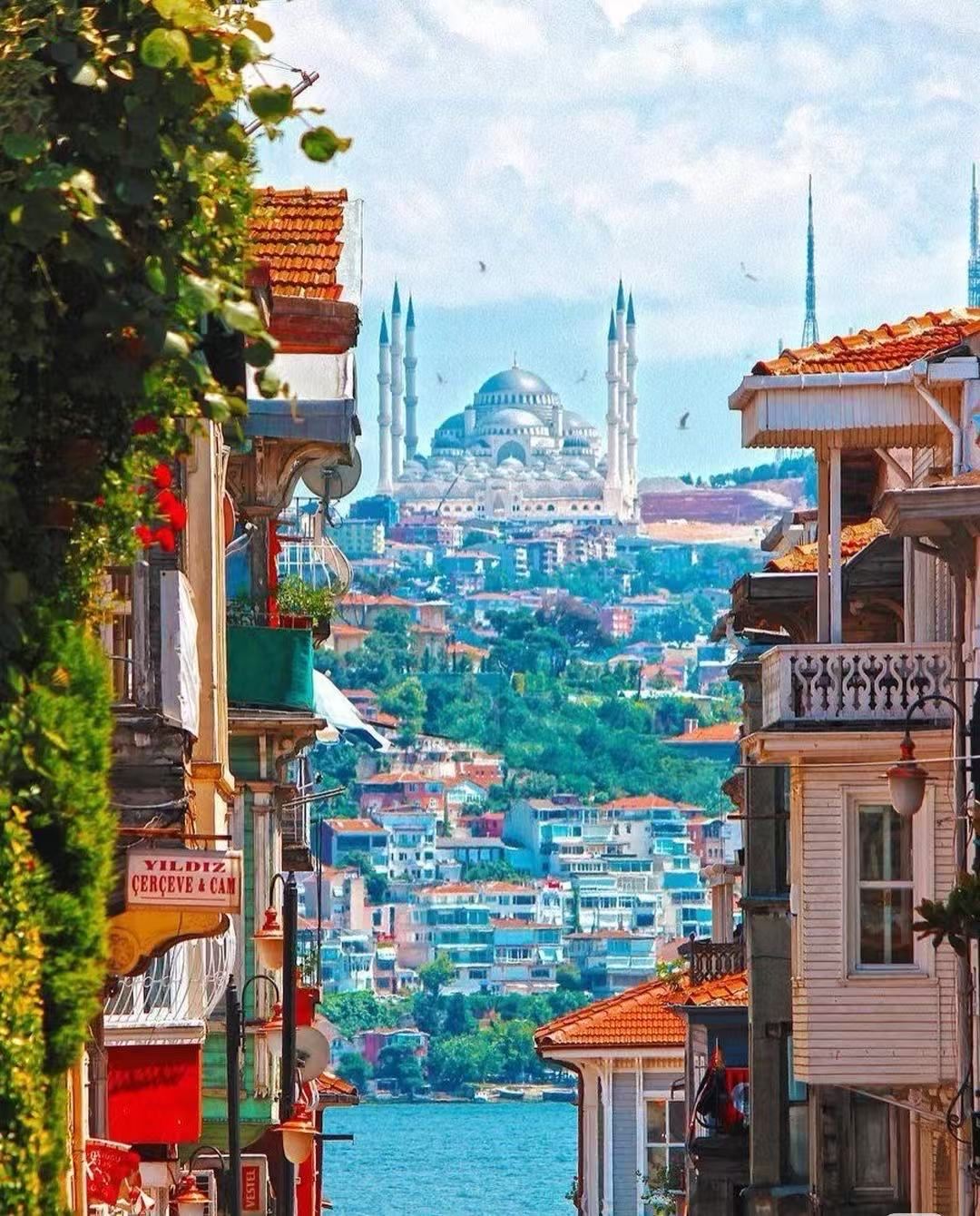 Istanbul off-the-beaten-path private charter day tour | Bosphorus cruise + cave lunch + colorful old town