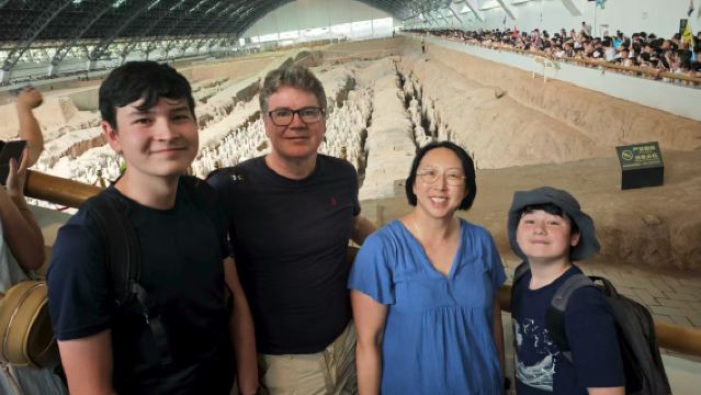 Through the Ages - Discount Xi'an: 1-day Tour to Emperor Qinshihuang's Mausoleum Site Museum + Clothing & Luggage Wholesale Market