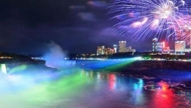 Niagara Falls: Evening Walking Tour with Fireworks Cruise and Dinner