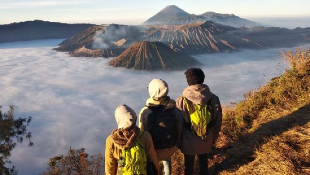 Tagesausflug zum Bromo für den Sonnenaufgang: Hin- und Rückfahrt ab Surabaya inkl. Jeep und Ticket