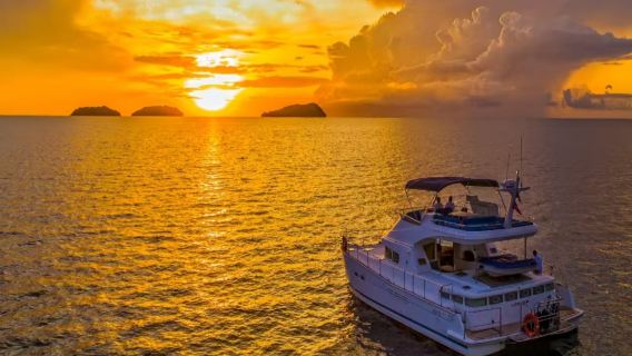 Crociera al tramonto a Kota Kinabalu (tramonto sul mare arancione + festa in mare con DJ + isola segreta)