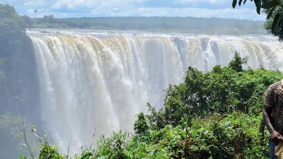 Victoria Falls: Devil's Pool Lunch & Zambezi Boat Ride