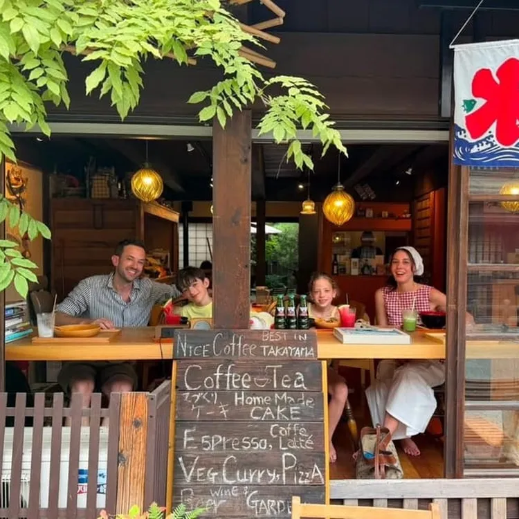 Takayama: Old Town Walking Tour with Local Guide & Cozy Café