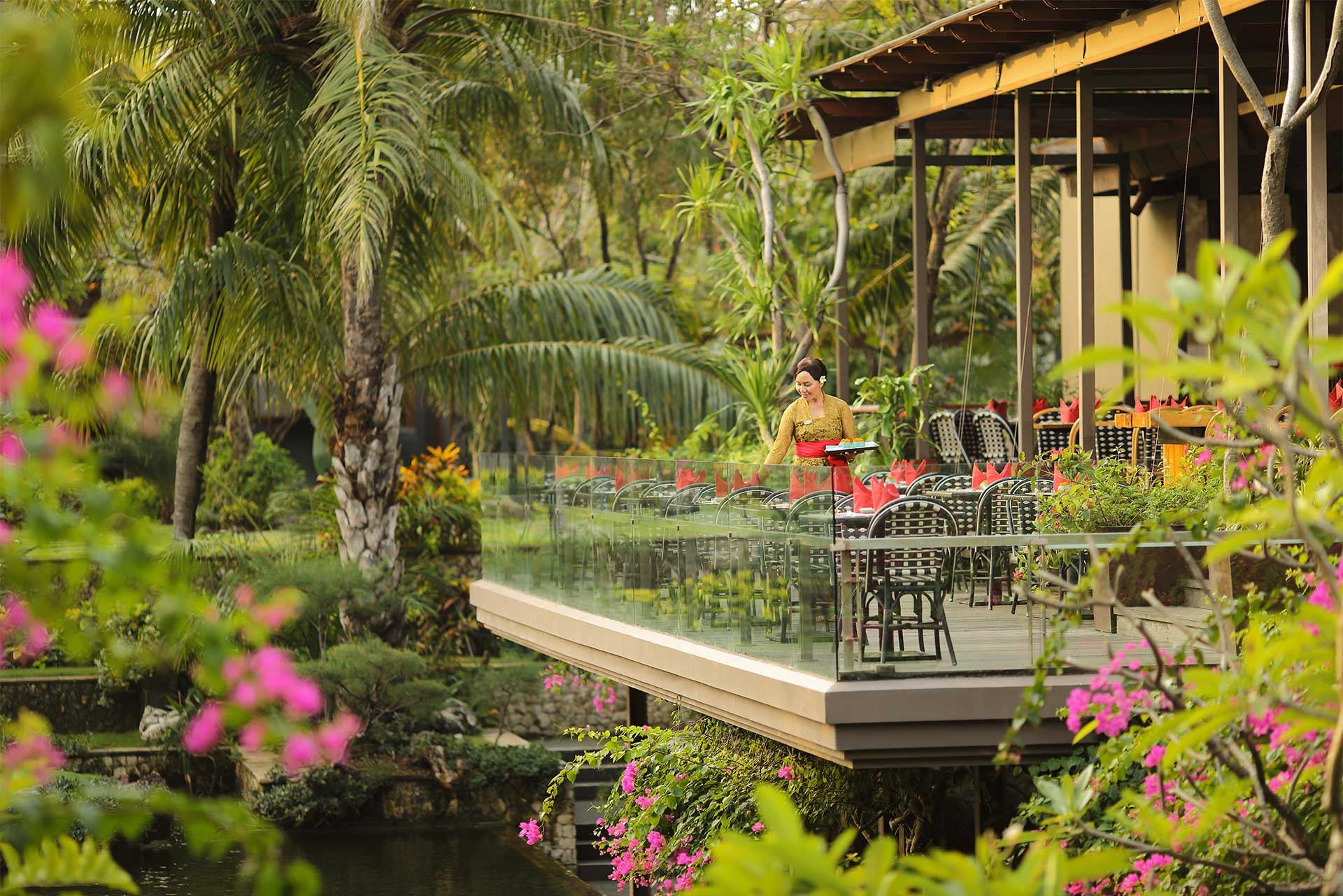 Dîner buffet à thème balinais au restaurant Donbiu du Padma Resort Legian