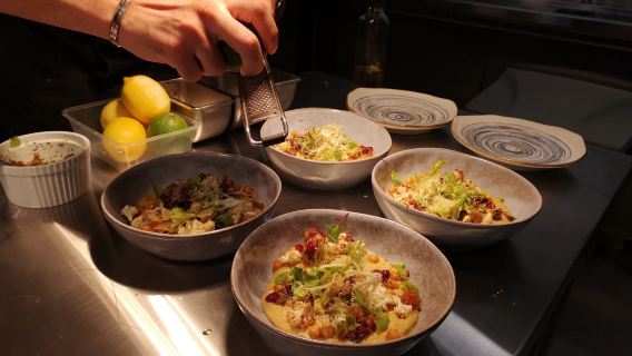 Prova l'autentica cucina francese a casa tua con uno chef privato in Costa Azzurra! Una cena raffinata e l'opportunità di fare networking con uno chef francese.