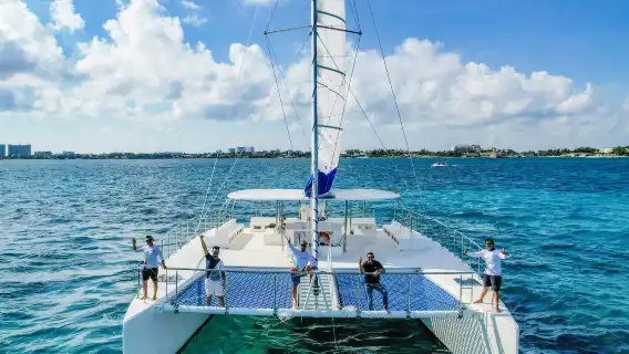Isla Mujeres: Catamaran Tour with Snorkeling & Beach Club from Cancún