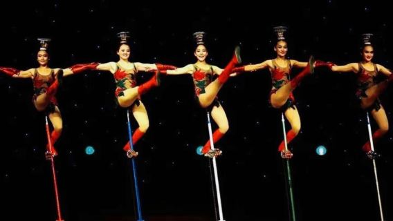 „Ihre Peking-Reiseroute ist erst vollständig, wenn … Sie bei den akrobatischen Wundern des Qinyue-Palastes den Atem angehalten haben!“