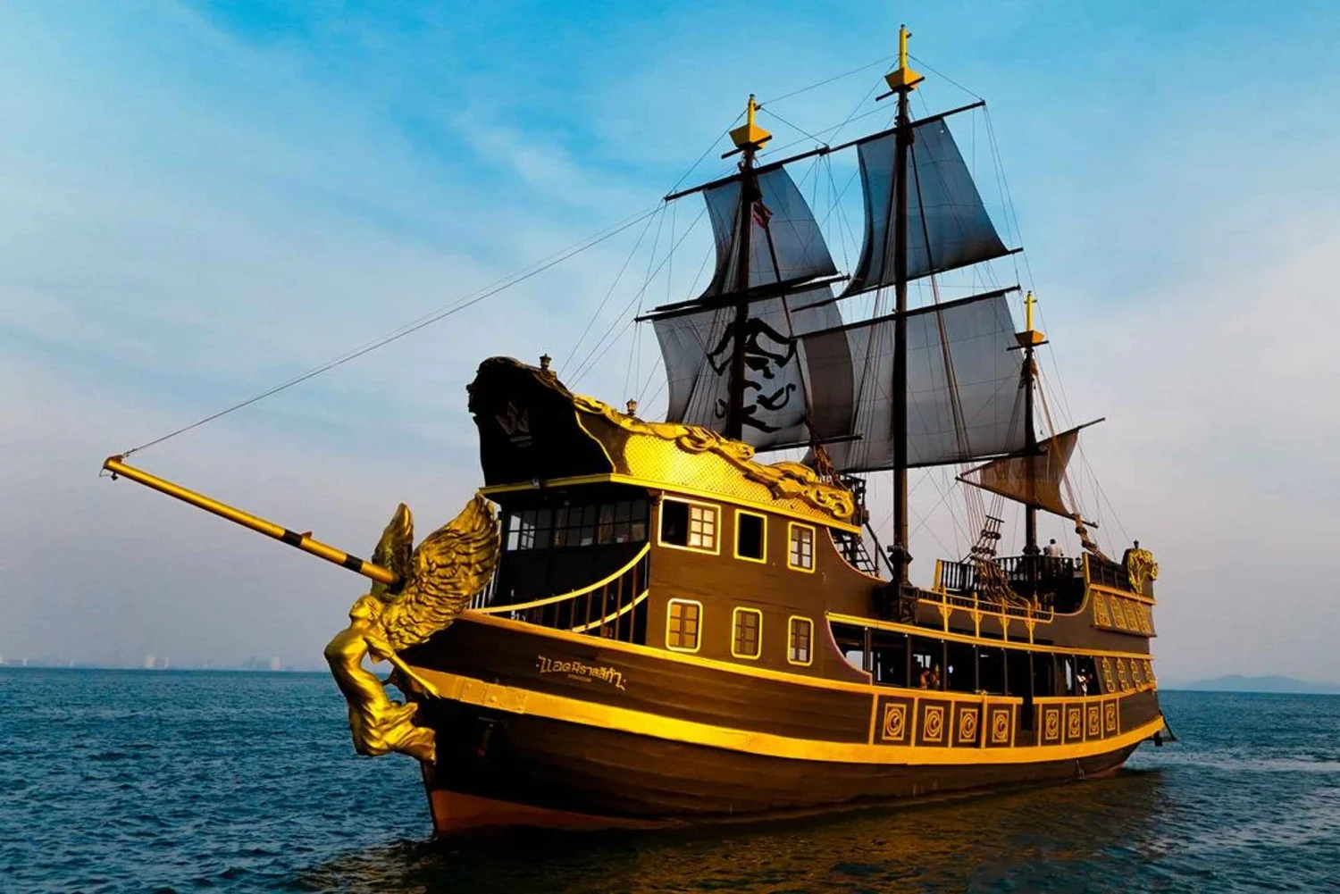 7-stündiger Tagesausflug in Pattaya, Thailand: Tauchen und Schnorcheln auf Koh Larn mit der Black Pearl, einem antiken Holzschiff, Piratenschiff, Hochseeangeln, Yacht und Poolparty bei Sonnenuntergang