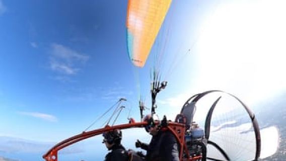 Motorschirmflug über Korfus Westküste