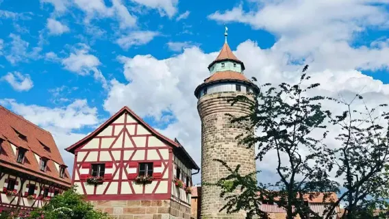 Dagsudflugt til Nürnberg Slot + Hauptmarkt + Germanisches Nationalmuseum + Nazi-partiets samlingssted