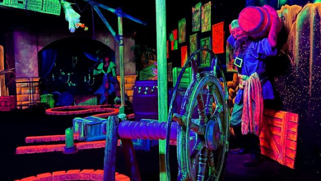Aloha Ámsterdam: Minigolf que brilla en la oscuridad