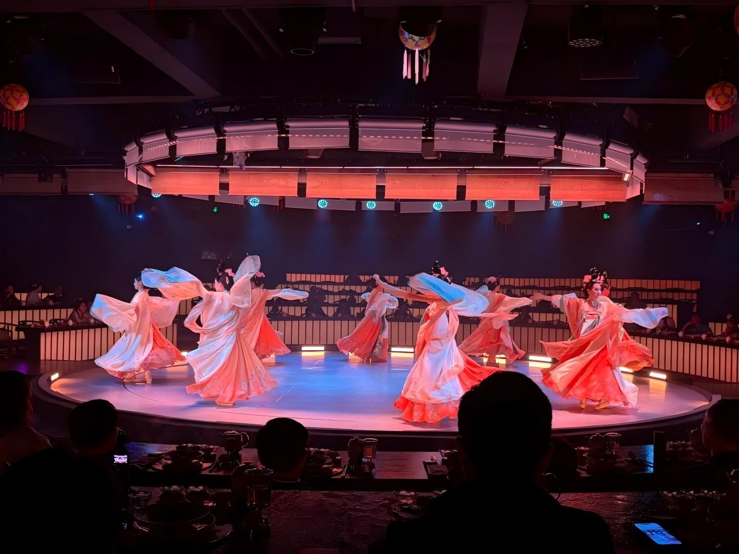 Dali Lisong Banquet: Blending Cultural Grace, Savoring the Charm of Cangshan Mountain and Erhai Lake