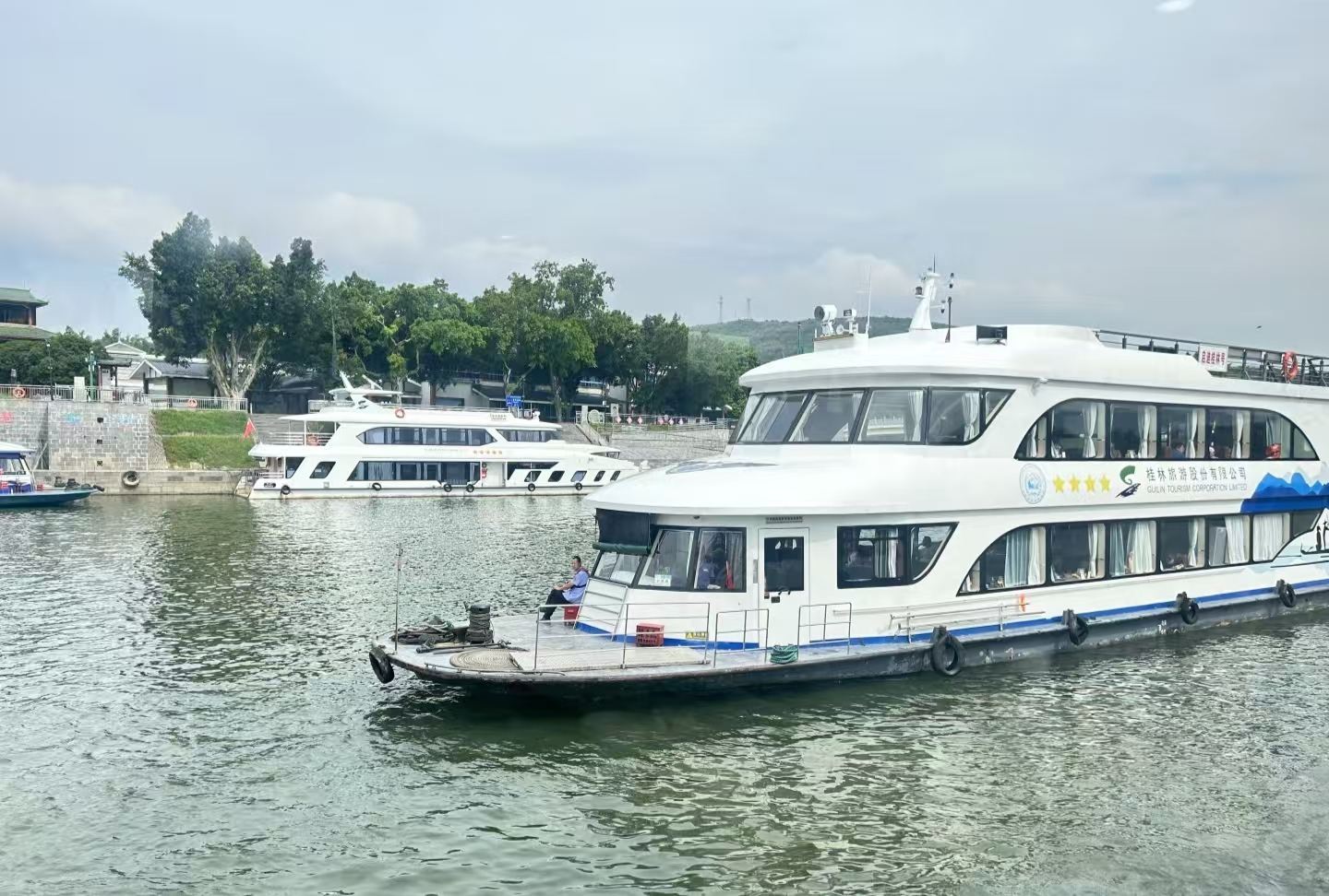Crociera Classica sul Fiume Li & Gommone di Bambù sul Yulong River Park: Tour Essenziale dei Corsi d'Acqua di Guilin
