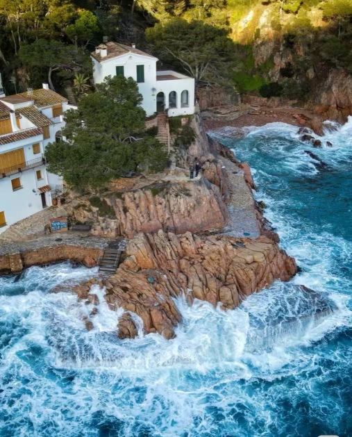 バルセロナ貸切チャーター日帰りツアー 【トッサ・デ・マール古城で青を探す+コスタ・ブラバで波を追う】