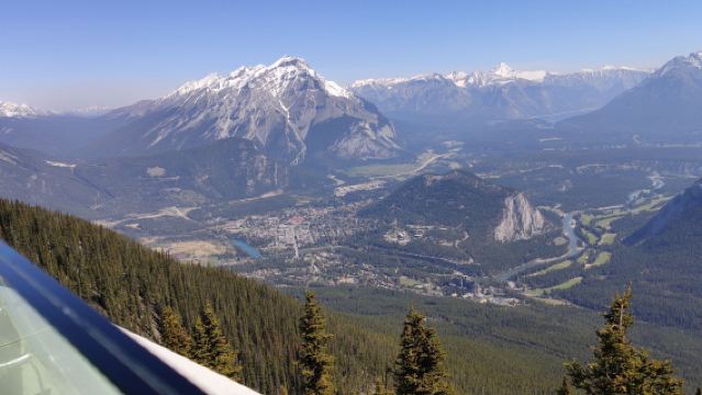 加拿大卡爾加里-班夫鎮-弓河瀑布-硃砂湖【中文包車自由行】