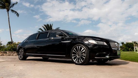 Lincoln Strecth Limousine with Wi Fi on board