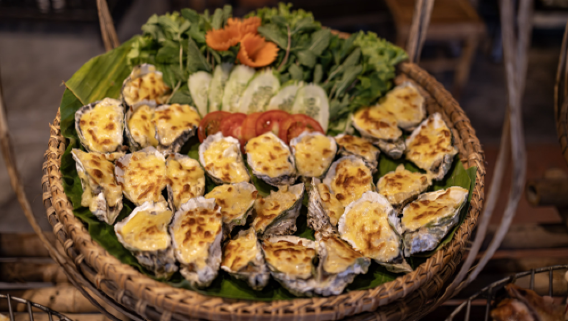 Nha Trang: Esperienza Gastronomica e Culturale con Spettacolo Folkloristico - Un'esperienza imperdibile a Nha Trang