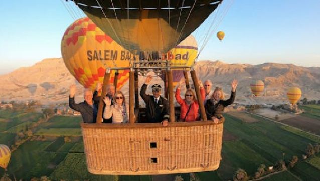 Tour privato notturno per scoprire il meglio di Luxor con esperienza in mongolfiera da Marsa Alam