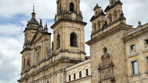 Tour di un giorno con noleggio con conducente esclusivo in cinese: Monserrate + Museo dell'oro del Banco della Repubblica di Colombia + Museo dello smeraldo