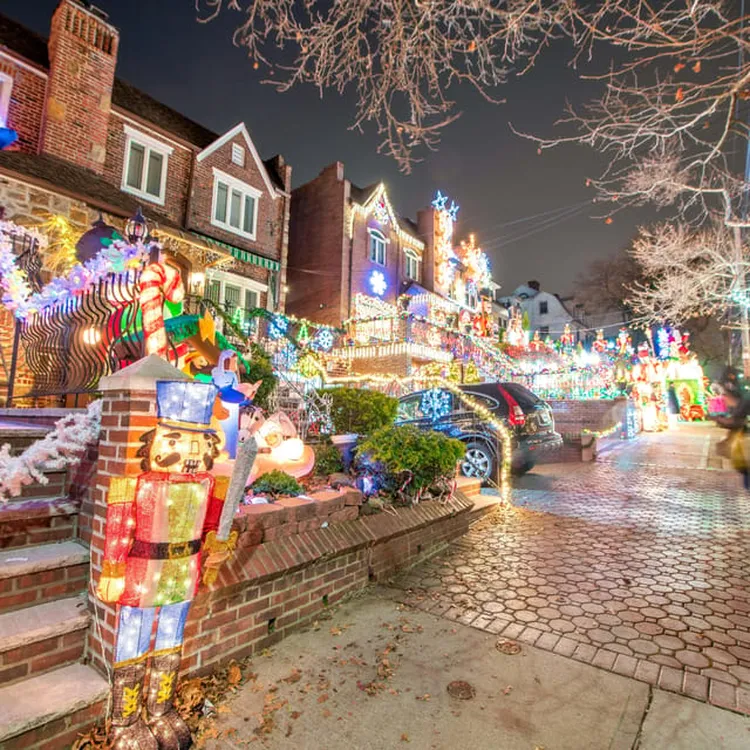 NYCのダイカー・ハイツでクリスマスイルミネーションの魔法を探検