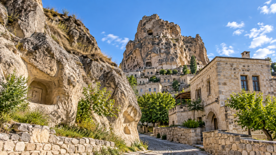 Ortahisar: paseo por el antiguo pueblo de casas de piedra y ascenso al castillo de la gran roca