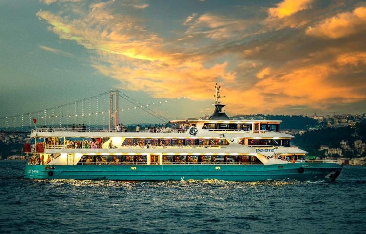 土耳其伊斯坦堡博斯普魯斯海峽夜遊【3小時遊船體驗+含晚餐】