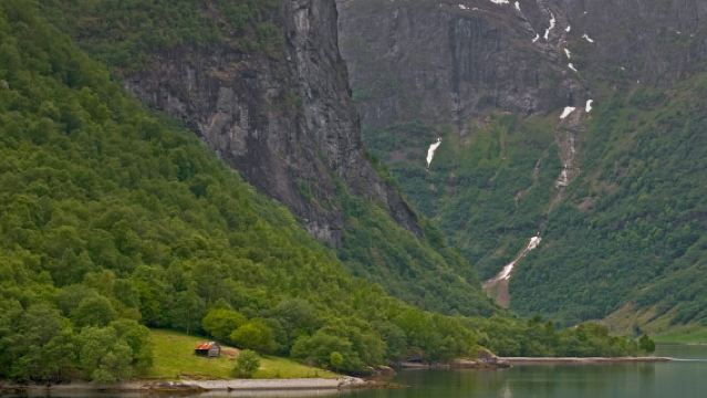 Bergen: Viaje autoguiado a Oslo con crucero por el fiordo de Sogn (5h)
