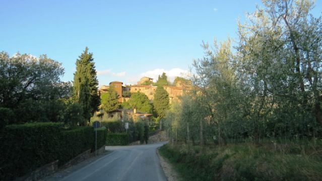 朝のキアンティ E-Bikeツアー：ワインの五感体験＆ランチ